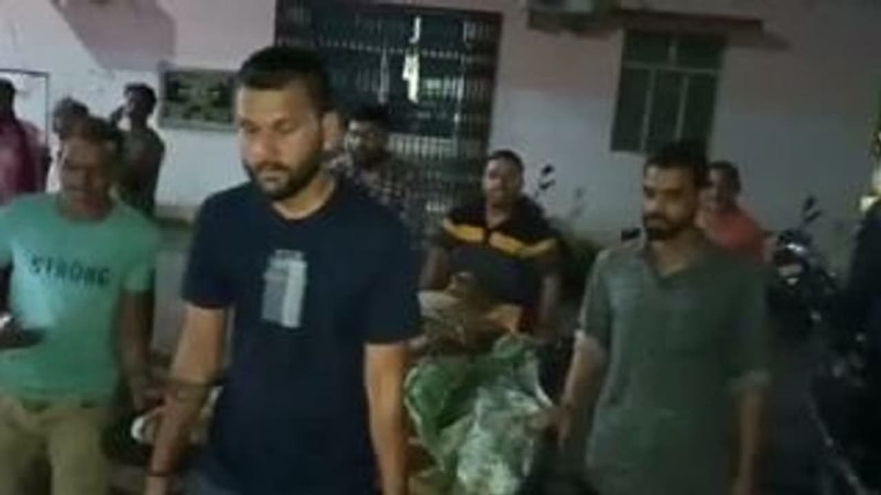 ललितपुर में ठेले पर मरीज को अस्पताल लेकर पहुंचे परिजन, स्वास्थ्य विभाग की खुली पोल ललितपुर में ठेले पर मरीज को अस्पताल लेकर पहुंचे परिजन, स्वास्थ्य विभाग की खुली पोल