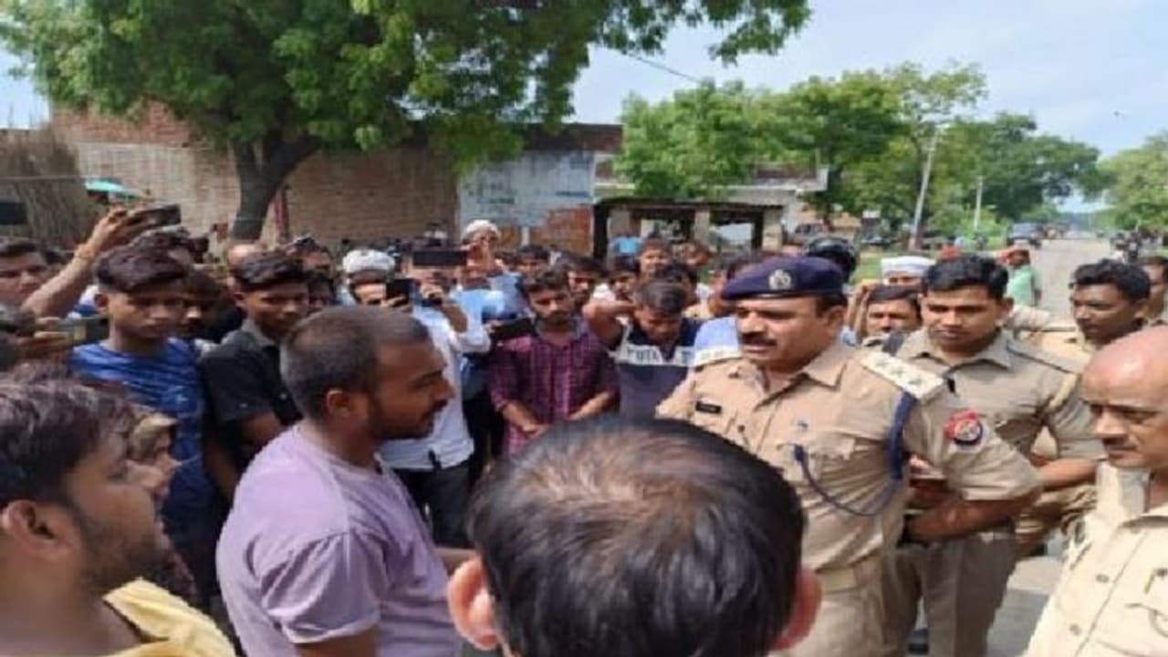 सोशल मीडिया पर बहु की ऐसी हरकत देख ससुर की हार्ट अटैक से मौत, नाराज परिजनों ने शव को सड़क पर रख लगाया जाम सोशल मीडिया पर बहु की ऐसी हरकत देख ससुर की हार्ट अटैक से मौत, नाराज परिजनों ने शव को सड़क पर रख लगाया जाम