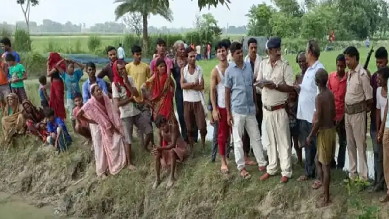 बिहार से शॉकिंग खबर: एक झटके में उजड़ गया पूरा परिवार, ऐसा हादसा हुआ कि मौके पर 4 की मौत बिहार से शॉकिंग खबर: एक झटके में उजड़ गया पूरा परिवार, ऐसा हादसा हुआ कि मौके पर 4 की मौत