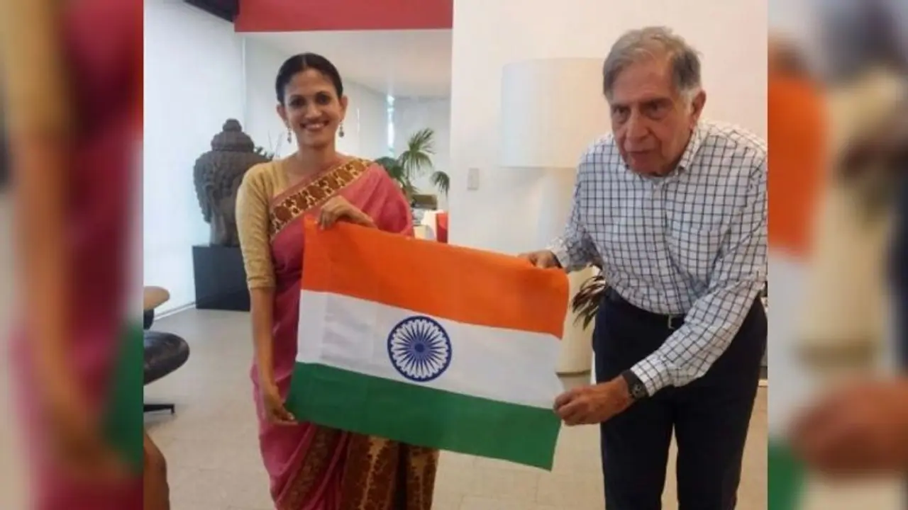 ‘হর ঘর তিরাঙ্গা’, প্রচারে অভিযানের অংশ হিসেবে জাতীয় পতাকা গ্রহণ করলেন রতন টাটা ‘হর ঘর তিরাঙ্গা’, প্রচারে অভিযানের অংশ হিসেবে জাতীয় পতাকা গ্রহণ করলেন রতন টাটা