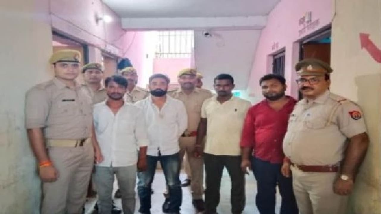 गोरखपुर: रंजिश में दो भाइयों पर फायरिंग से क्षेत्र में मचा हड़कंप, आरोपियों ने असलहा लहराते हुए दी ऐसी धमकी गोरखपुर: रंजिश में दो भाइयों पर फायरिंग से क्षेत्र में मचा हड़कंप, आरोपियों ने असलहा लहराते हुए दी ऐसी धमकी