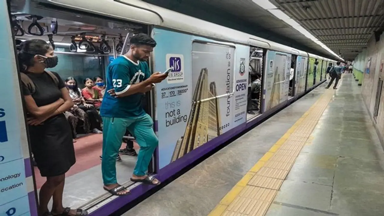 আত্মহত্যার চেষ্টা পার্কস্ট্রিট মেট্রোয়, কর্মব্যস্ত দিনে দীর্ঘক্ষণ ব্যাহত পরিষেবা আত্মহত্যার চেষ্টা পার্কস্ট্রিট মেট্রোয়, কর্মব্যস্ত দিনে দীর্ঘক্ষণ ব্যাহত পরিষেবা