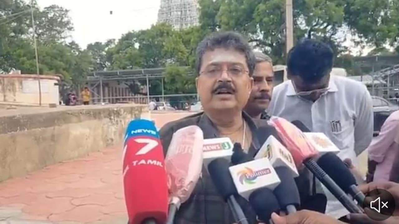 பாஜகவில் எந்த அங்கிகாரமும் இல்ல.. எனக்கு பாதுகாப்பும் இல்ல.. முருகன் கோவில் வாசலில் குமுறிய எஸ்.வி சேகர். 