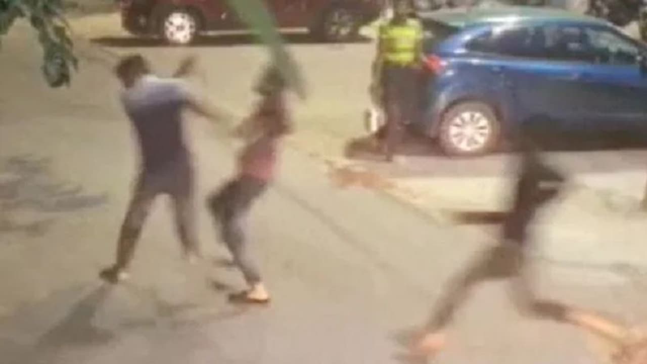 షాకింగ్ ఘటన.. గోడపై మూత్రం పోశాడని చంపేశారు.. షాకింగ్ ఘటన.. గోడపై మూత్రం పోశాడని చంపేశారు..