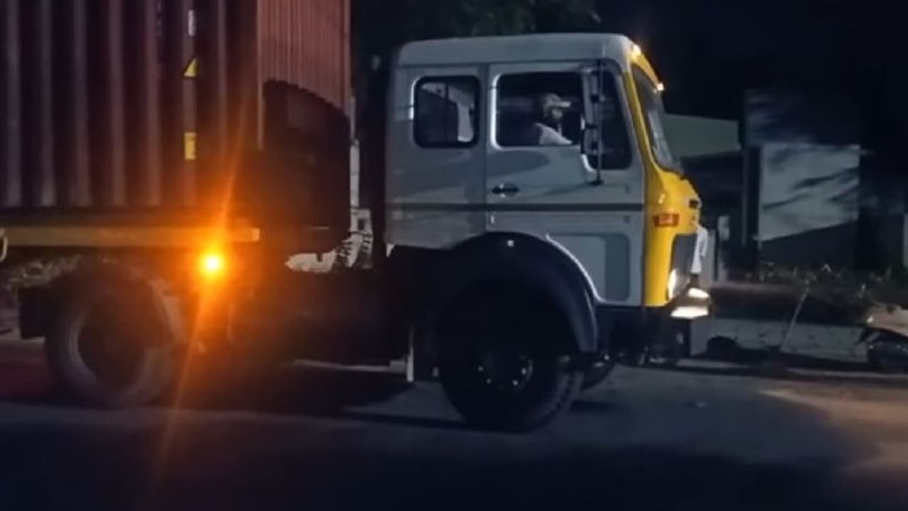 തിരക്കുള്ള റോഡിന് നടുവില്‍ നിന്നുപോയി ലോറി; രക്ഷയായി വാട്ട്സ് ആപ് കൂട്ടായ്മ