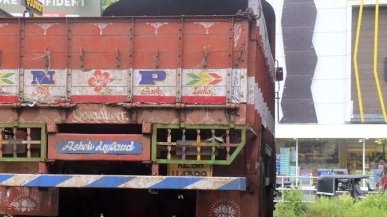 കേരളത്തിലേക്ക് കരിങ്കല്ലുമായി വന്ന ലോറി പൊള്ളാച്ചിയിൽ ബിജെപി പ്രവർത്തകർ ആക്രമിച്ചു; 3 പേർ അറസ്റ്റിൽ കേരളത്തിലേക്ക് കരിങ്കല്ലുമായി വന്ന ലോറി പൊള്ളാച്ചിയിൽ ബിജെപി പ്രവർത്തകർ ആക്രമിച്ചു; 3 പേർ അറസ്റ്റിൽ