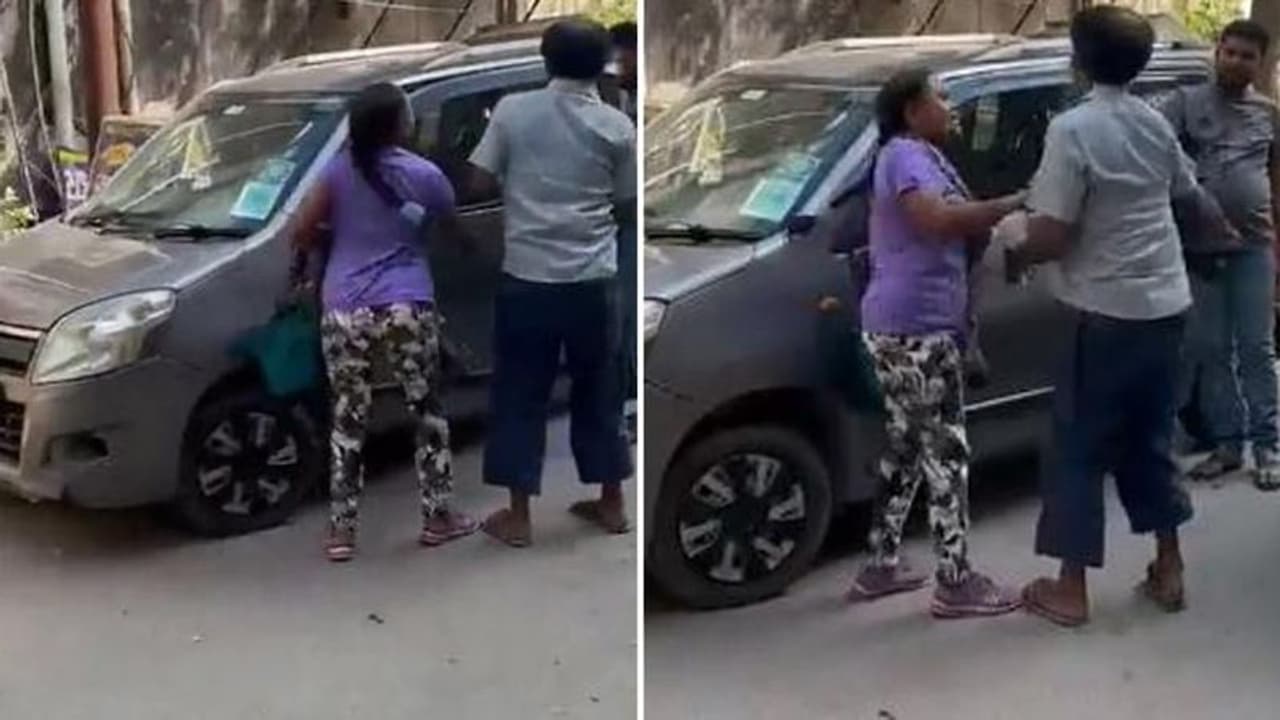 ಕಾರ್‌ಗೆ ತಾಗಿದ ರಿಕ್ಷಾ, ನಡು ರಸ್ತೆಯಲ್ಲೇ 90 ಸೆಕೆಂಡ್‌ನಲ್ಲಿ 17 ಬಾರಿ ಕೆನ್ನೆಗೆ ಬಾರಿಸಿದ ಮಹಿಳೆ!