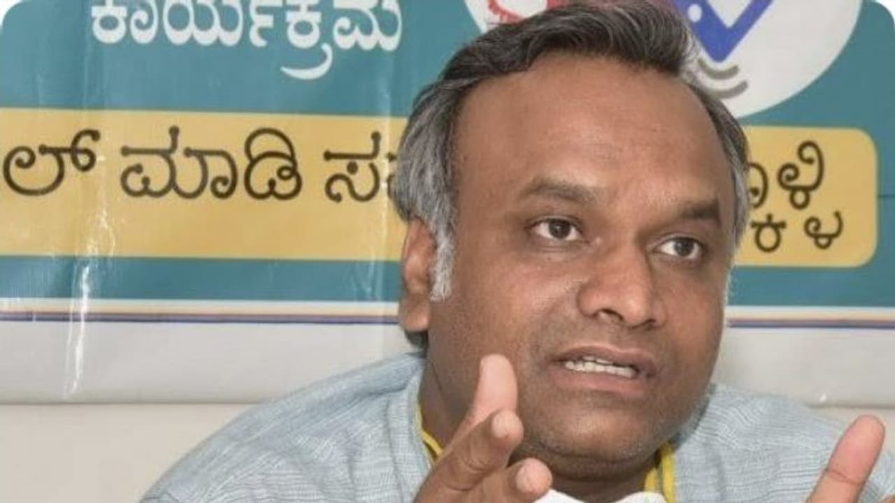 नौकरी पाने के लिए महिलाओं को किसी के साथ सोना पड़ता है... कांग्रेस नेता के विवादित बयान पर बीजेपी का पलटवार नौकरी पाने के लिए महिलाओं को किसी के साथ सोना पड़ता है... कांग्रेस नेता के विवादित बयान पर बीजेपी का पलटवार