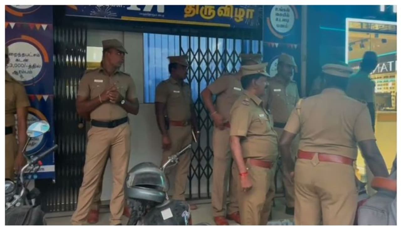 ഫെഡ് ബാങ്ക് കവർച്ച കേസിൽ ഒരാള് കൂടി പിടിയില്, കവര്ച്ച നടത്തിയത് 15 മിനിറ്റുകൊണ്ടെന്ന് മുഖ്യപ്രതി ഫെഡ് ബാങ്ക് കവർച്ച കേസിൽ ഒരാള് കൂടി പിടിയില്, കവര്ച്ച നടത്തിയത് 15 മിനിറ്റുകൊണ്ടെന്ന് മുഖ്യപ്രതി