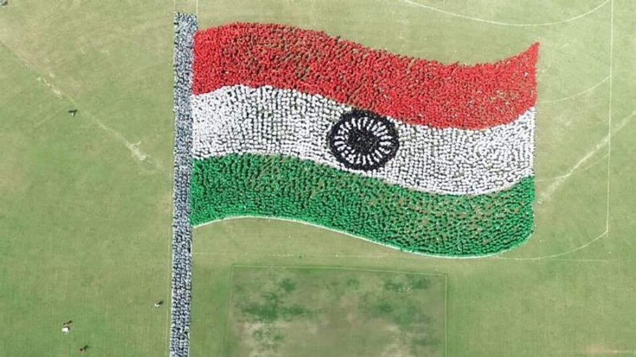 चंडीगढ़ विश्वविद्यालय के छात्रों ने लहराते तिरंगे की सबसे बड़ी मानव छवि का रिकॉर्ड बनाया, फोटो आपने देखी क्या 