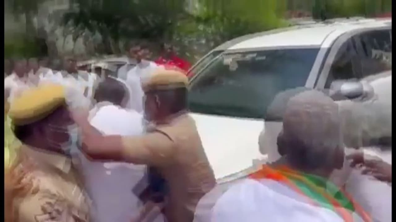 സൈനികന് ആദരമര്‍പ്പിച്ച് മടങ്ങവേ തമിഴ്നാട് മന്ത്രിയുടെ വാഹനം ആക്രമിച്ച് ബിജെപി പ്രവര്‍ത്തകര്‍; ചെരുപ്പെറിഞ്ഞു