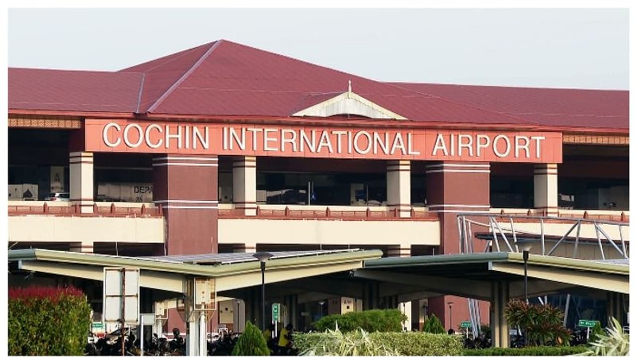 കൈക്കൂലി വാങ്ങി വിമാനത്താവളത്തില്‍ സ്വർണ്ണക്കടത്തിന് കൂട്ട് നിന്നു, 2 കസ്റ്റംസ് ഉദ്യോഗസ്ഥർക്ക് സസ്പെന്‍ഷന്‍