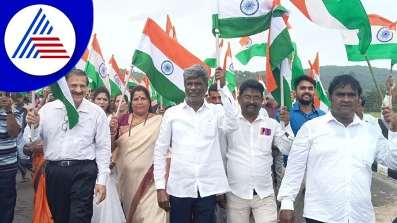 Uttara Kannada; ಸಾವಿರಾರು ವಿದ್ಯಾರ್ಥಿಗಳಿಂದ ತ್ರಿವರ್ಣ ಧ್ವಜ ಅಭಿಯಾನ