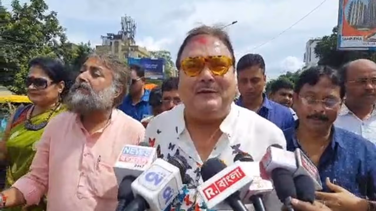 "এখন তো দেখছি সবাই চড়াম চড়াম করছে, তাহলে বলতে হয় অনুব্রতই ঠিক ছিল" বিরোধীদের কটাক্ষ মদনের 