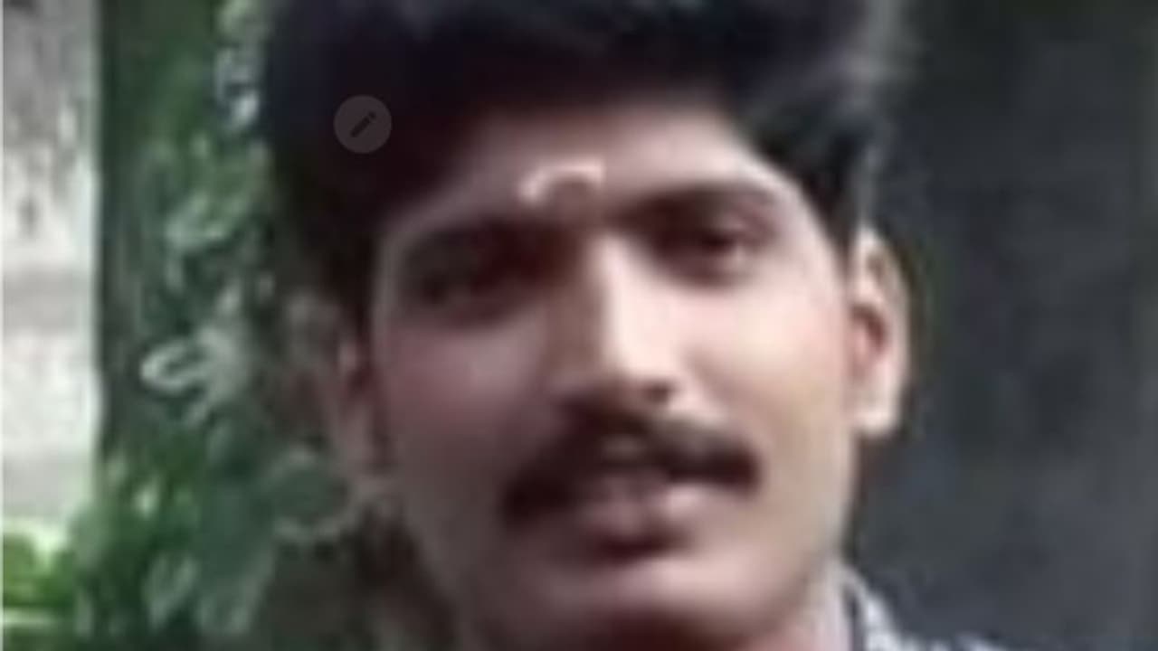 സ്വകാര്യ ബസിനെ മറികടക്കുന്നതിനിടെ കുഴി കണ്ട് വെട്ടിച്ച ബൈക്ക് യാത്രികൻ ലോറിക്കടിയിൽ പെട്ട് മരിച്ചു