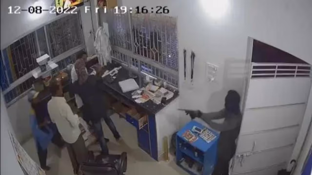 झारखंड की राजधानी में हुई वारदात... हथियार के बलपर पेट्रोल पंप में घुसे लुटेरे, वेपन के दम पर की लूट
