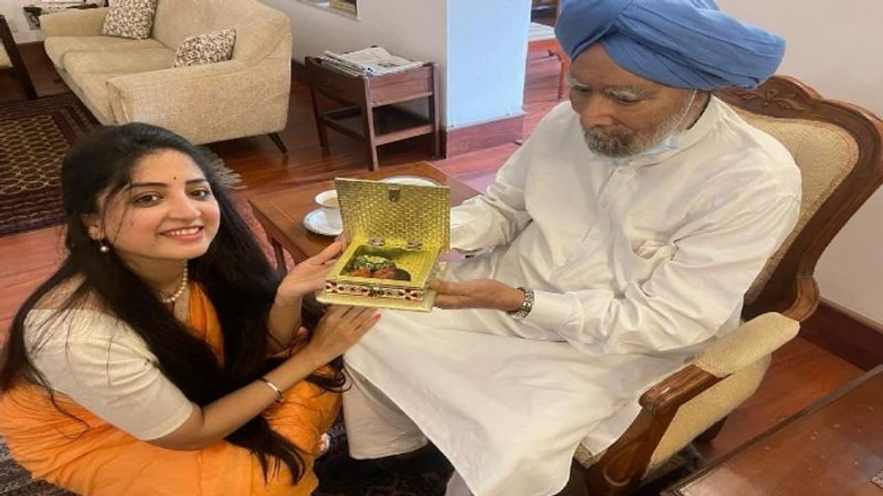 మాజీ ప్రధాని మన్మోహన్ సింగ్ ని కలిసిన నటి పూనమ్ కౌర్