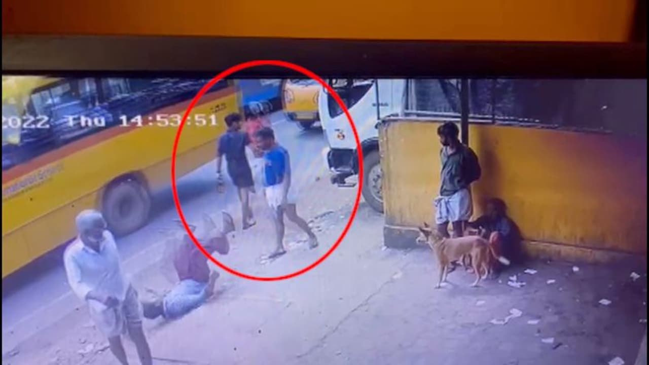 ബിയറ് കുപ്പി കൊണ്ട് നാട്ടുകാരെ അടിച്ചു; ബിവറേജിന് മുന്നില് മദ്യപിച്ച ശേഷം ആക്രമണം, രണ്ട് പേര് അറസ്റ്റില് ബിയറ് കുപ്പി കൊണ്ട് നാട്ടുകാരെ അടിച്ചു; ബിവറേജിന് മുന്നില് മദ്യപിച്ച ശേഷം ആക്രമണം, രണ്ട് പേര് അറസ്റ്റില്