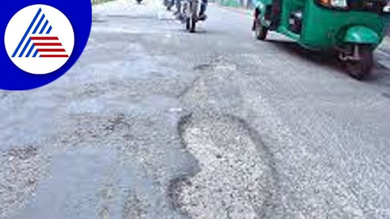 ಏಕಾಂಗಿ ಹೋರಾಟಕ್ಕೆ ಮಣಿದ ಸರ್ಕಾರ: ರಸ್ತೆ ಗುಂಡಿ ಮುಚ್ಚುವ ಕೆಲಸ ಆರಂಭ