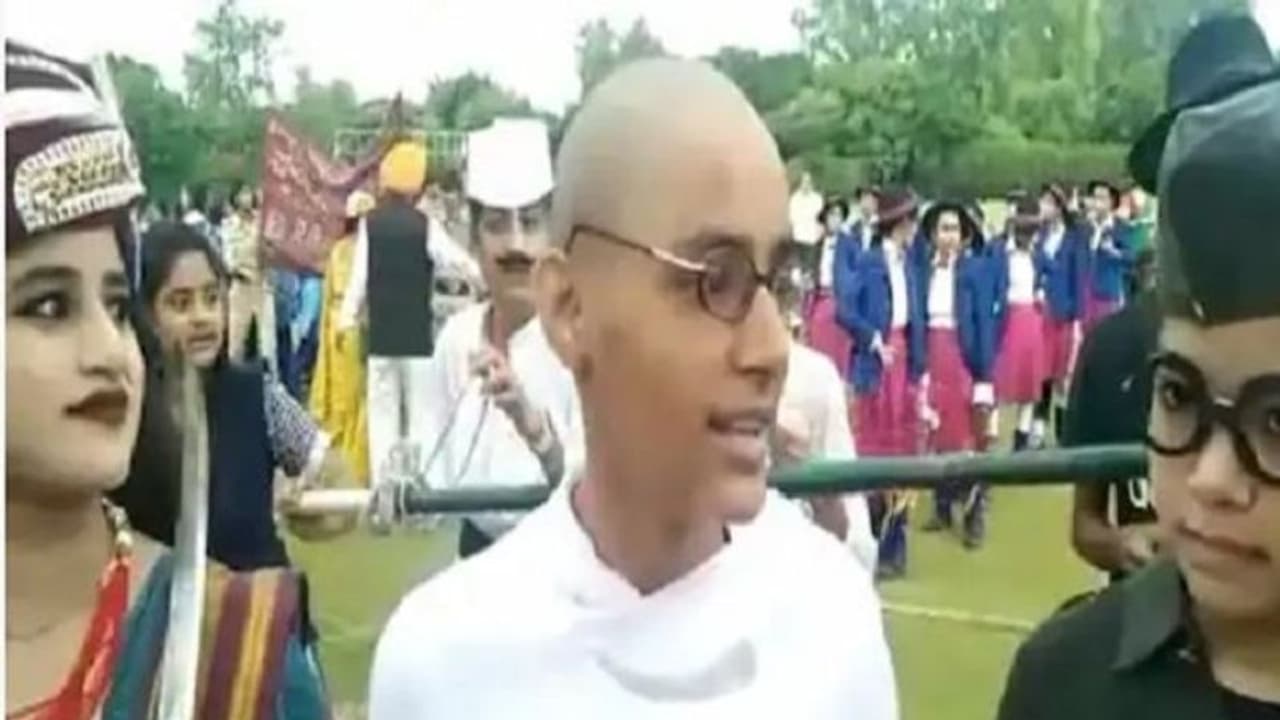 बापू का रोल निभाने के लिए मुस्लिम लड़की ने किया बड़ा काम, परिजनों ने भी दिया बच्ची का साथ बापू का रोल निभाने के लिए मुस्लिम लड़की ने किया बड़ा काम, परिजनों ने भी दिया बच्ची का साथ