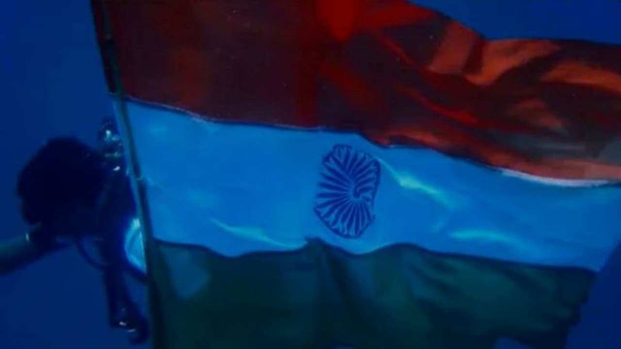 इस स्कूबा ट्रेनर ने तिरंगे का अनोखे तरीके से किया सम्मान, 75 फीट नीचे पानी में लहराया देश की शान 