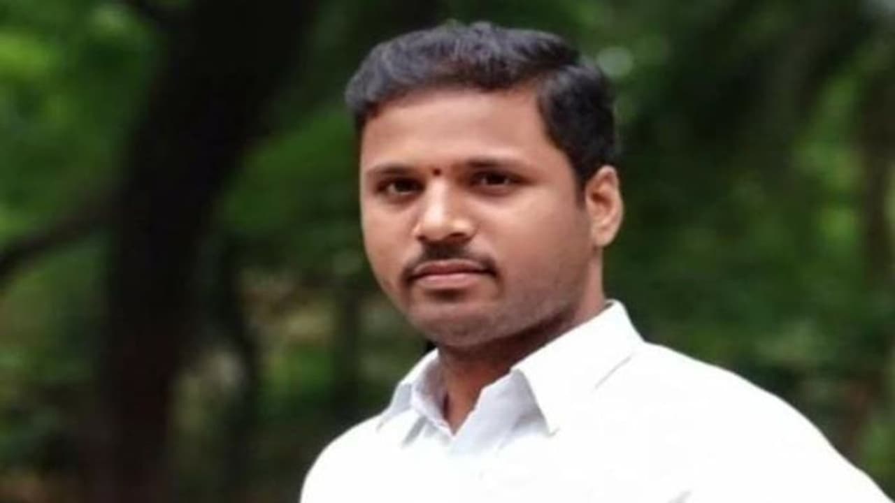 ఈ నేలన ఓటు కావాలే... ఓటుకు నోటు కావాలే: రాజ్యమా మన్నించమ్మా అంటూ కర్ణాకర్ కవిత ఈ నేలన ఓటు కావాలే... ఓటుకు నోటు కావాలే: రాజ్యమా మన్నించమ్మా అంటూ కర్ణాకర్ కవిత