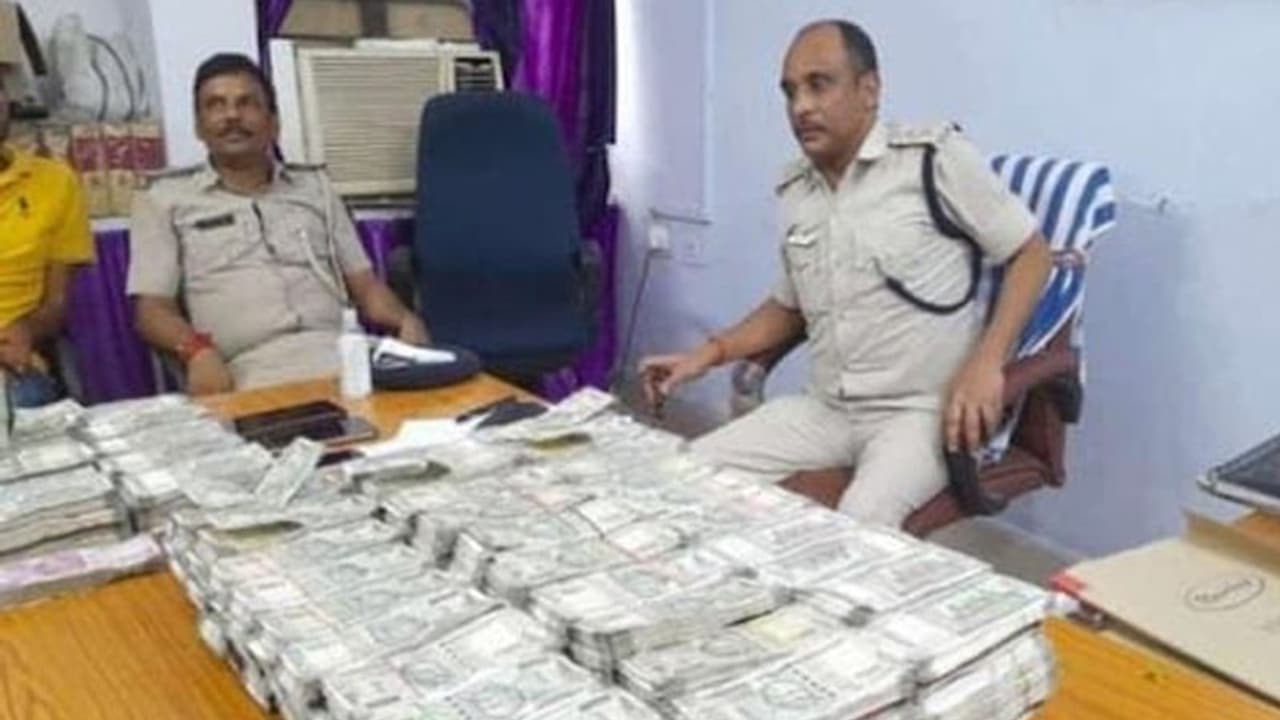 नवादा में साइबर अपराधियों के पास इतना पैसा मिला कि गिनने में लगे चार घंटे, कैश मशीन भी बुलानी पड़ी नवादा में साइबर अपराधियों के पास इतना पैसा मिला कि गिनने में लगे चार घंटे, कैश मशीन भी बुलानी पड़ी