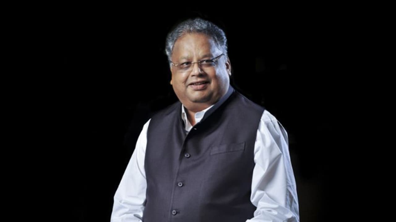 Rakesh Jhunjhunwala: 5000 रुपये से 36 साल में बनाए 40,000 करोड़ का पोर्टफोलियो! बिग बुल ने ऐसे तय किया सफर Rakesh Jhunjhunwala: 5000 रुपये से 36 साल में बनाए 40,000 करोड़ का पोर्टफोलियो! बिग बुल ने ऐसे तय किया सफर