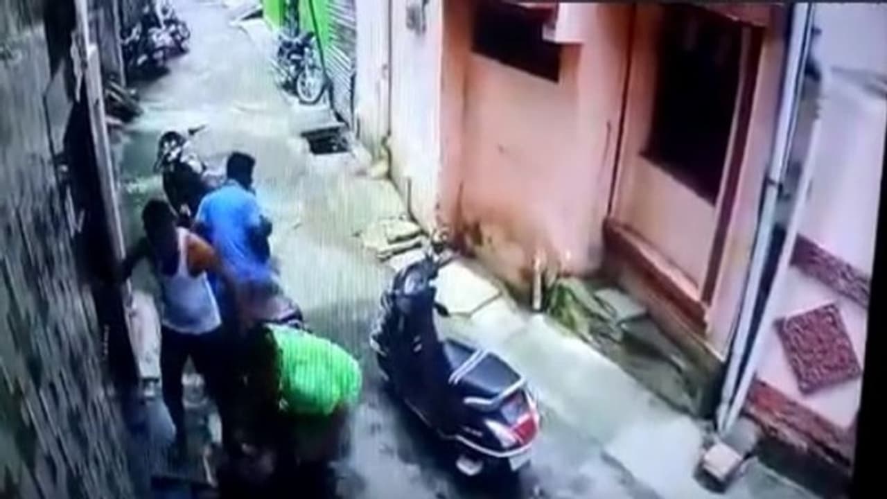 దొంగ‌త‌నం చేశాడ‌నే అనుమానంతో 9 ఏళ్ల బాలుడిని చిత‌క‌బాదిన పోలీసులు.. వీడియో వైర‌ల్