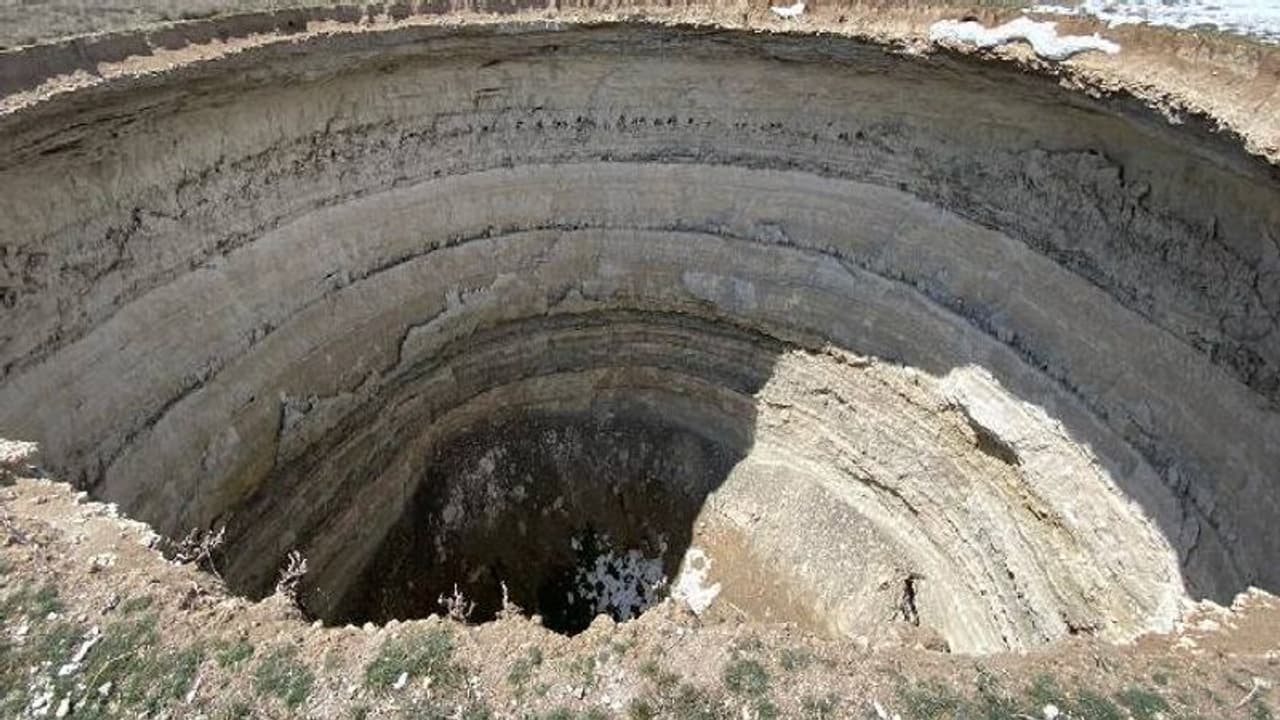 പൊടുന്നനെ രൂപപ്പെടുന്ന ഭീമൻ കുഴികൾ, പുറത്തിറങ്ങാൻ പോലും ഭയന്ന് ​ഗ്രാമവാസികൾ