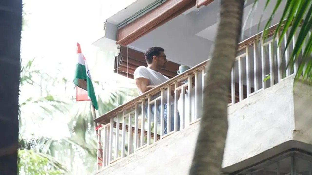  ব্যালকনিতে উড়ছে ত্রিবর্ণ পতাকা, প্রধানমন্ত্রীর ডাকে সারা দিয়ে 'হর ঘর তিরঙ্গা' এ অংশ নিলেন আমির খান 