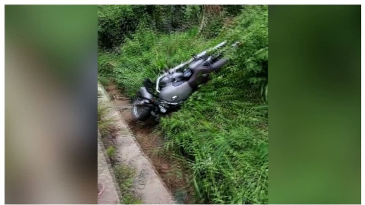 പത്തനംതിട്ടയില് സ്ലാബില്ലാത്ത ഓടയിലേക്ക് ബൈക്ക് യാത്രക്കാരന് വീണു, ഗുരുതര പരിക്ക് പത്തനംതിട്ടയില് സ്ലാബില്ലാത്ത ഓടയിലേക്ക് ബൈക്ക് യാത്രക്കാരന് വീണു, ഗുരുതര പരിക്ക്