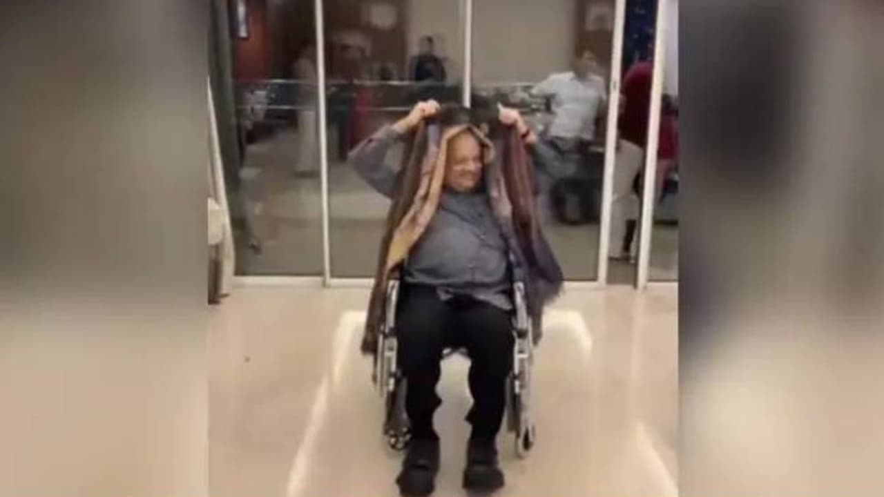 വീൽച്ചെയറിലിരുന്ന് രാകേഷ് ജുൻജുൻവാലയുടെ 'കജ്രാ രേ' നൃത്തം, 'പോസിറ്റിവിറ്റി'യെന്ന് സോഷ്യൽ മീഡിയ വീൽച്ചെയറിലിരുന്ന് രാകേഷ് ജുൻജുൻവാലയുടെ 'കജ്രാ രേ' നൃത്തം, 'പോസിറ്റിവിറ്റി'യെന്ന് സോഷ്യൽ മീഡിയ