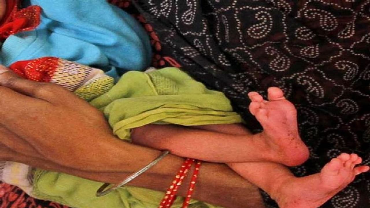 गोरखपुर: बच्चा चोरी कर भाग रही युवती को ग्रामीणों ने पकड़ा, पुलिस की पूछताछ में खुले कई घटनाओं के राज गोरखपुर: बच्चा चोरी कर भाग रही युवती को ग्रामीणों ने पकड़ा, पुलिस की पूछताछ में खुले कई घटनाओं के राज