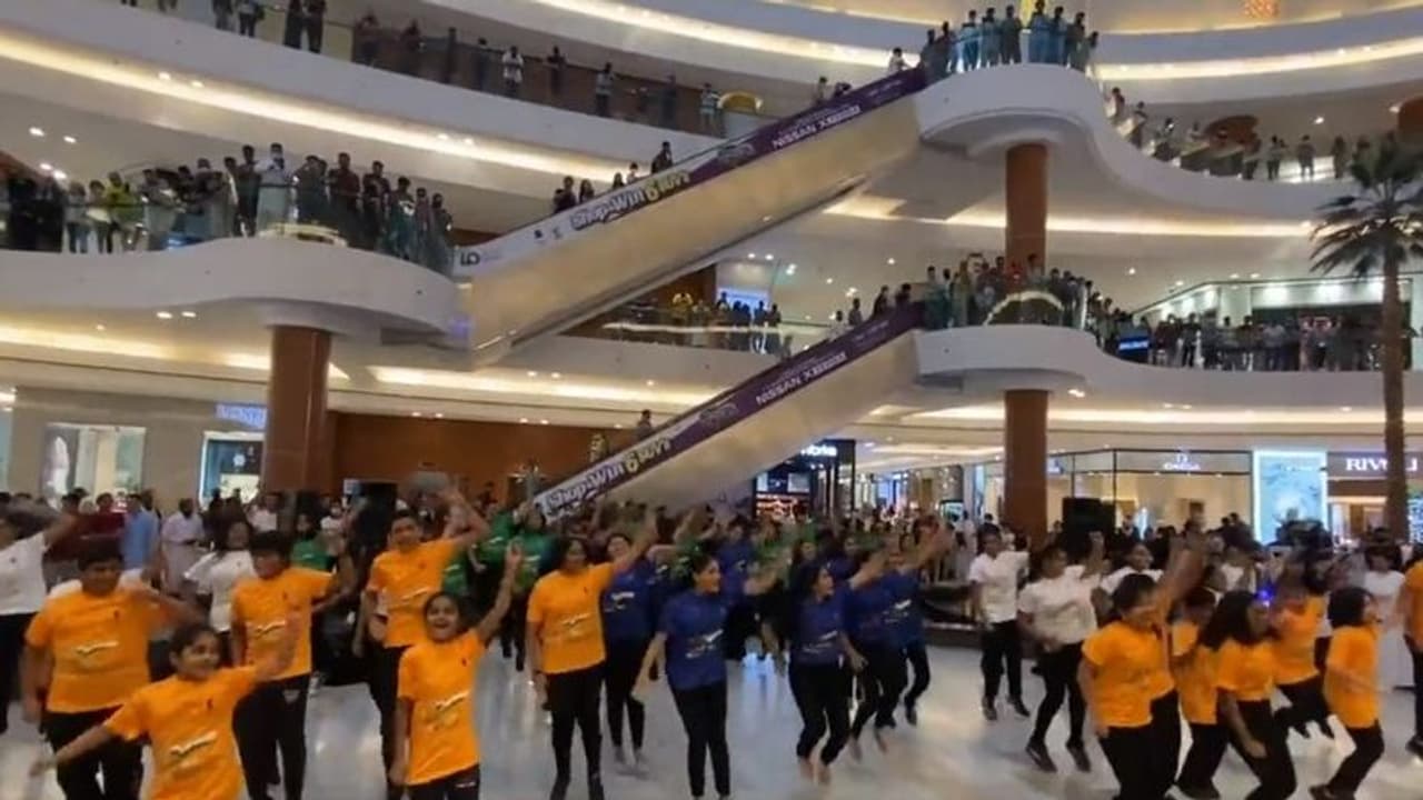 यूएई में भारतीय स्वतंत्रता दिवस की धूम, दुबई के मॉल में हुआ फ्लैश डांस, केंद्रीय मंत्री ने शेयर किया वीडियो यूएई में भारतीय स्वतंत्रता दिवस की धूम, दुबई के मॉल में हुआ फ्लैश डांस, केंद्रीय मंत्री ने शेयर किया वीडियो