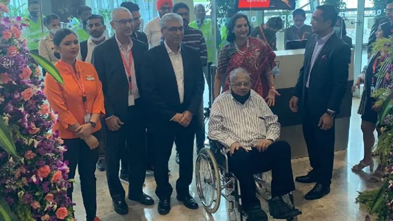 आखिरी बार पत्नी के साथ यहां दिखे थे राकेश झुनझुनवाला, हफ्तेभर बाद ही कह गए दुनिया को अलविदा आखिरी बार पत्नी के साथ यहां दिखे थे राकेश झुनझुनवाला, हफ्तेभर बाद ही कह गए दुनिया को अलविदा