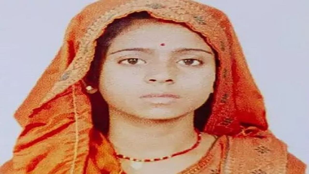 झांसी: बर्थ डे पार्टी में बुलाकर युवक ने रेता प्रेमिका का गला, कहा बढ़ती जा रही थी जेवर और पैसों की डिमांड झांसी: बर्थ डे पार्टी में बुलाकर युवक ने रेता प्रेमिका का गला, कहा बढ़ती जा रही थी जेवर और पैसों की डिमांड