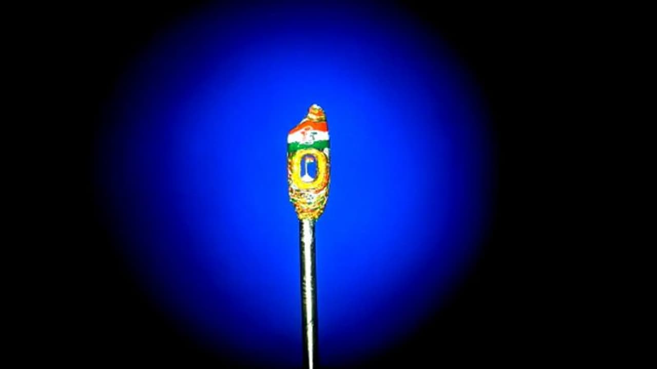 12 గంటల పాటు శ్రమించి... బియ్యపు గింజ మధ్యలో బంగారు త్రివర్ణ పతాకాన్ని అమర్చి 12 గంటల పాటు శ్రమించి... బియ్యపు గింజ మధ్యలో బంగారు త్రివర్ణ పతాకాన్ని అమర్చి