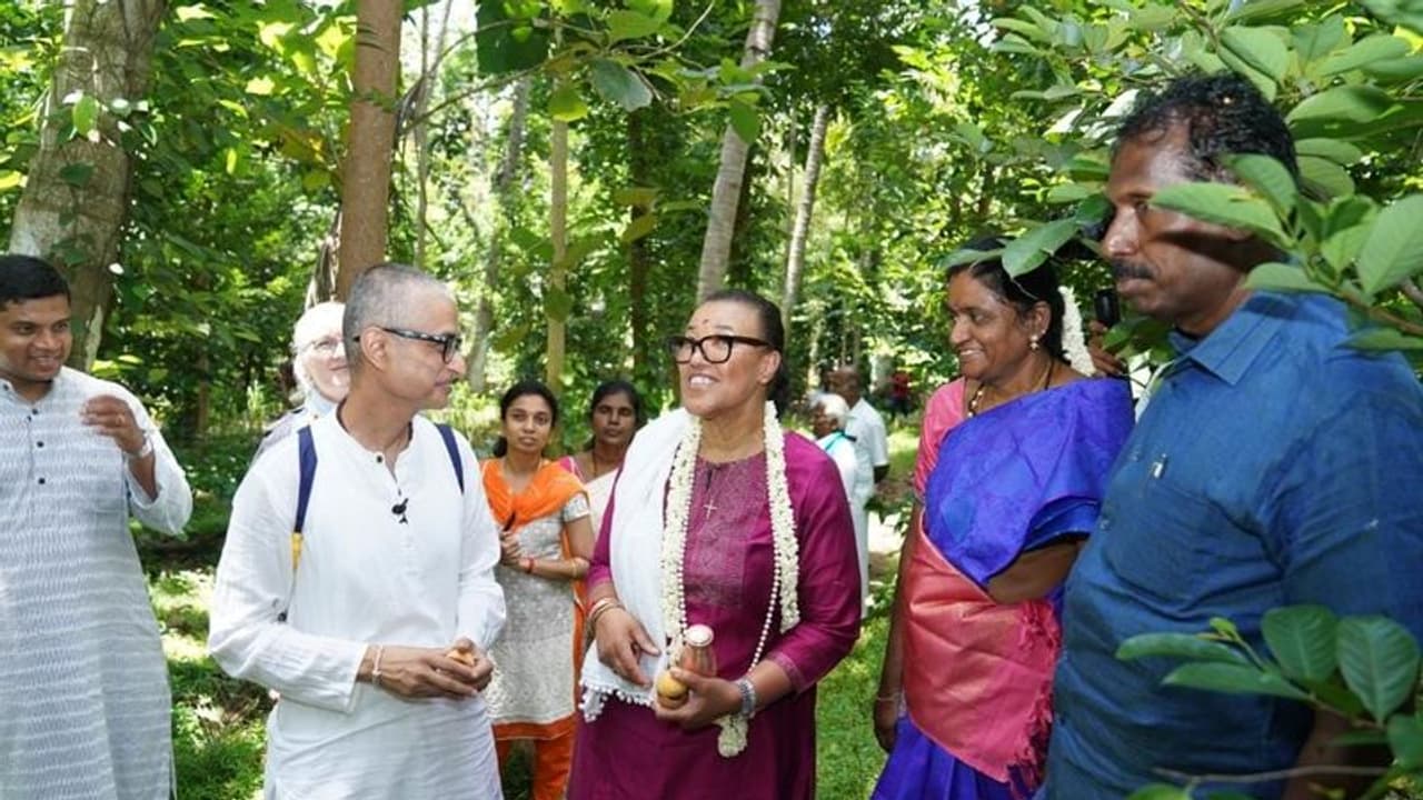 காமன்வெல்த் நாடுகளின் நோக்கம் தான்‘மண் காப்போம்' இயக்கத்தின் நோக்கமும்..! காமன்வெல்த் பொதுச்செயலாளர் பாராட்டு காமன்வெல்த் நாடுகளின் நோக்கம் தான்‘மண் காப்போம்' இயக்கத்தின் நோக்கமும்..! காமன்வெல்த் பொதுச்செயலாளர் பாராட்டு