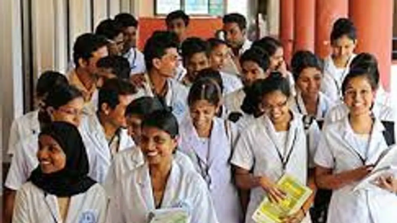 വേതന വർധനവ് ആവശ്യപ്പെട്ട് സ്വകാര്യ ആശുപത്രിയിലെ നഴ്സുമാർ വീണ്ടും സമരത്തിലേക്ക്: തൃശ്ശൂരിൽ നാളെ സൂചനാ സമരം വേതന വർധനവ് ആവശ്യപ്പെട്ട് സ്വകാര്യ ആശുപത്രിയിലെ നഴ്സുമാർ വീണ്ടും സമരത്തിലേക്ക്: തൃശ്ശൂരിൽ നാളെ സൂചനാ സമരം