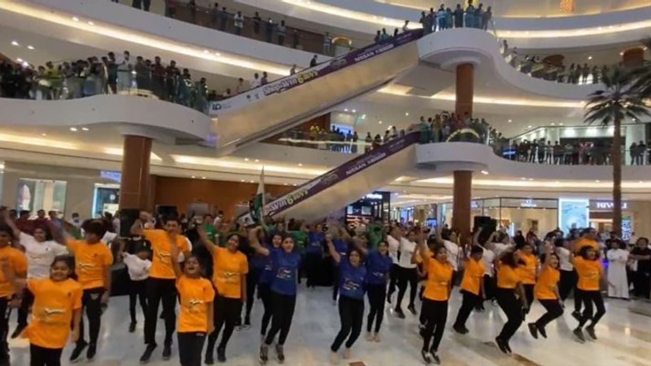 'Hindustani' flash mob suprises Dubai mall shoppers; PM glad to see Diaspora's spirit