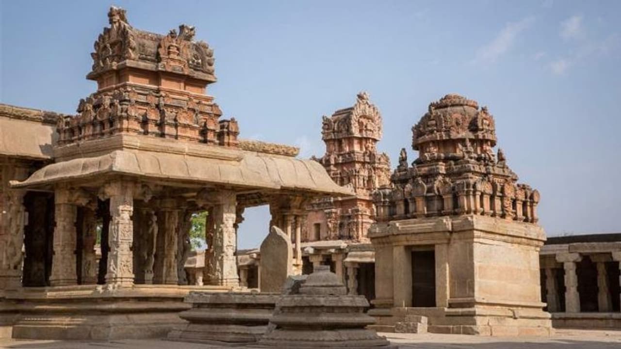 भारत का वो अनोखा मंदिर जहां खिड़की से होते हैं कान्हा के दर्शन, जानें क्यों नहीं जा सकते मंदिर के भीतर भारत का वो अनोखा मंदिर जहां खिड़की से होते हैं कान्हा के दर्शन, जानें क्यों नहीं जा सकते मंदिर के भीतर