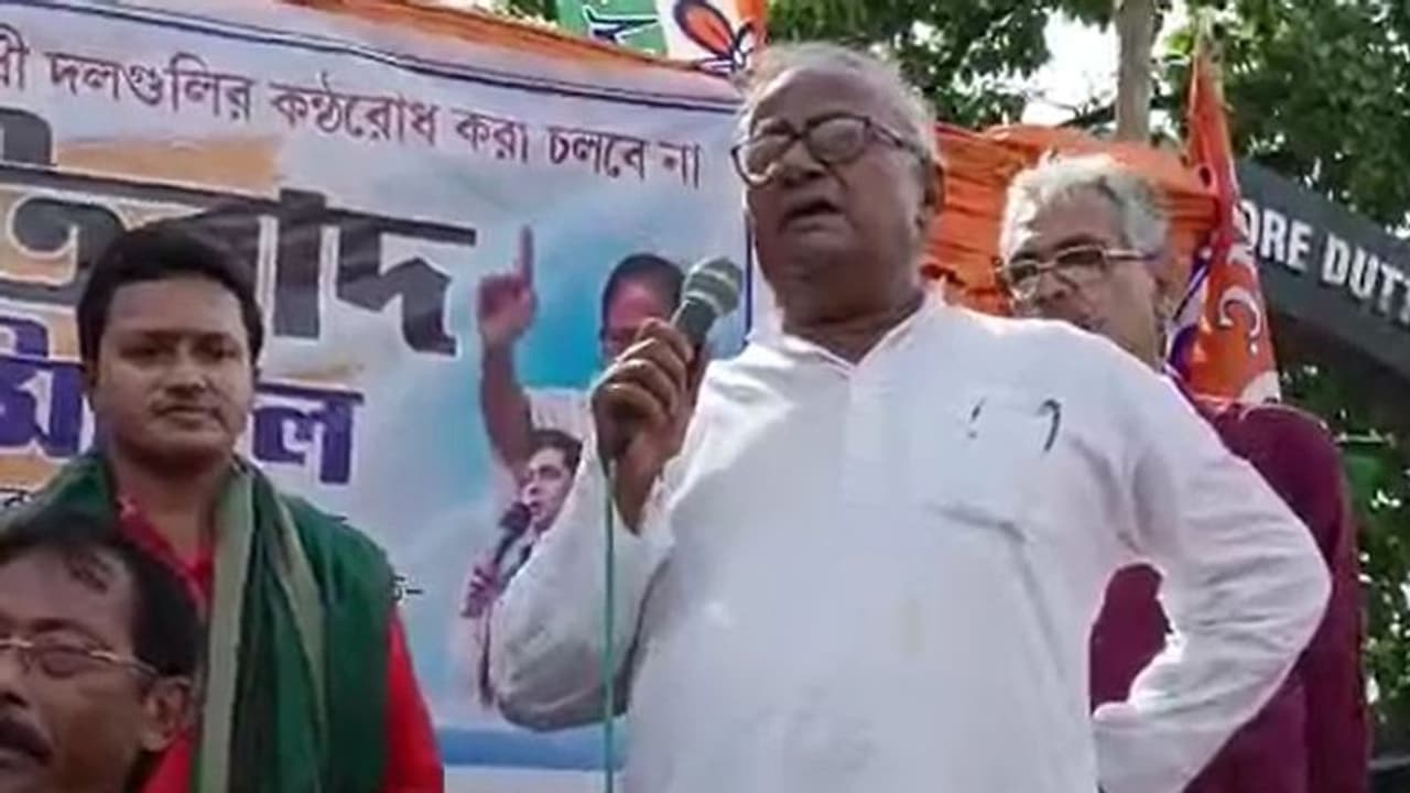 গায়ের চামড়া দিয়ে পায়ের জুতো তৈরি হবে: তৃণমূলের প্রতিবাদ মঞ্চে বিরোধীদের বিরুদ্ধে আক্রমণাত্বক সৌগত রায় গায়ের চামড়া দিয়ে পায়ের জুতো তৈরি হবে: তৃণমূলের প্রতিবাদ মঞ্চে বিরোধীদের বিরুদ্ধে আক্রমণাত্বক সৌগত রায়