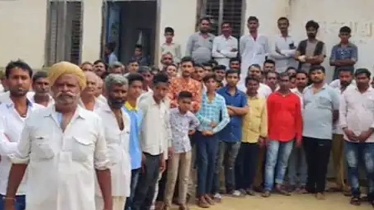 राजस्थान में दलित छात्र की मौत से हालात तनावपूर्ण पुलिस पर पथराव, विधायक ने सरकार से मांगे 50 लाख और नौकरी राजस्थान में दलित छात्र की मौत से हालात तनावपूर्ण पुलिस पर पथराव, विधायक ने सरकार से मांगे 50 लाख और नौकरी