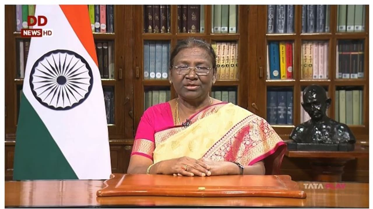 కుమార్తెలు దేశానికి ఆశాకిరణాలు .. అవకాశాలు అందించాలి : రాష్ట్రపతి ద్రౌపది ముర్ము కుమార్తెలు దేశానికి ఆశాకిరణాలు .. అవకాశాలు అందించాలి : రాష్ట్రపతి ద్రౌపది ముర్ము