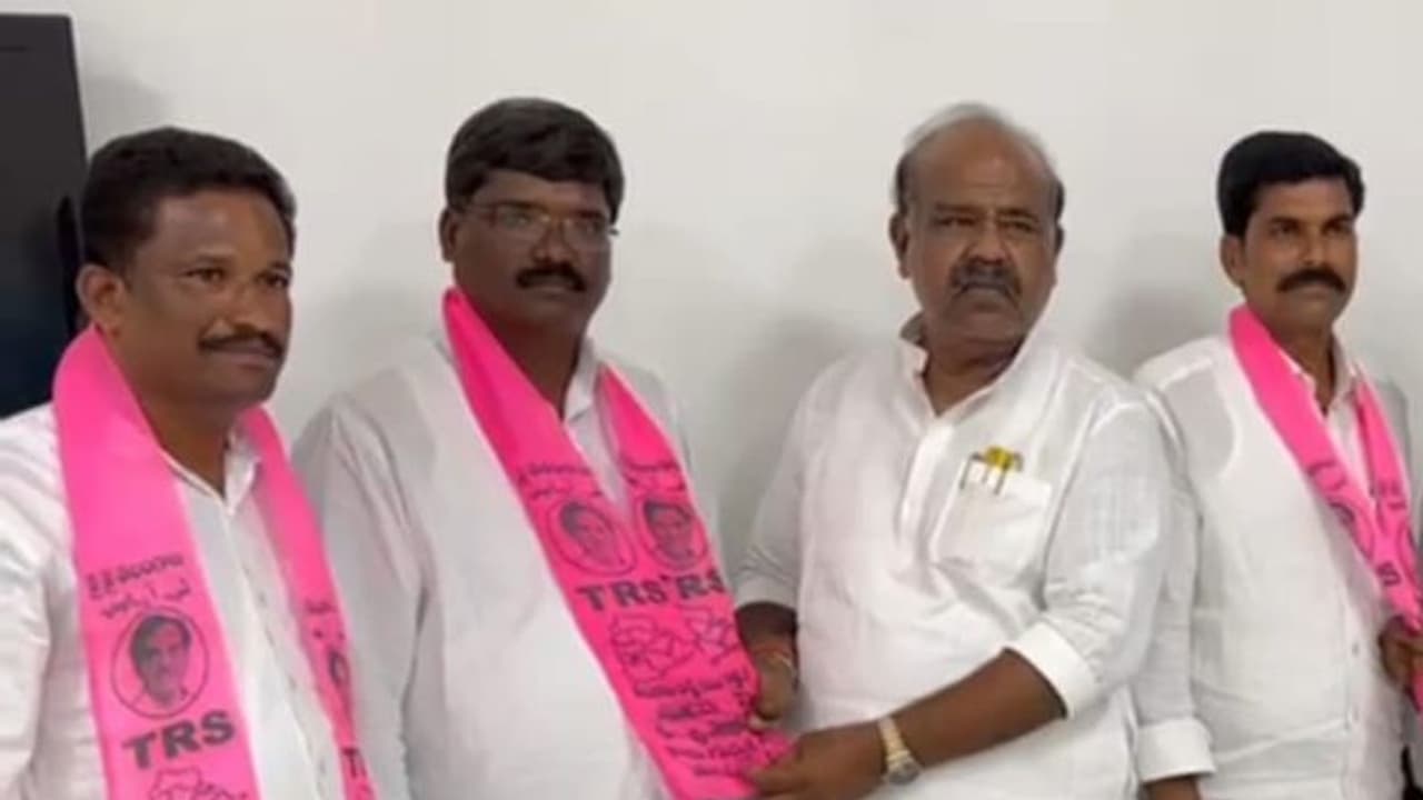 Munugode ByPoll 2022 : రేవంత్ రెడ్డికి షాక్... టీఆర్ఎస్‌లో చేరిన కాంగ్రెస్ నేతలు