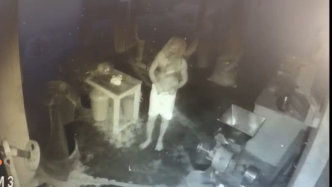 തലയിൽ തോർത്തിട്ട് കള്ളനെത്തി, കിട്ടിയത് ഒരുപിടി ഏലവും കുരുമുളകും 1500 രൂപയും, സിസിടിവി നോക്കി ശപിച്ച് മടക്കം