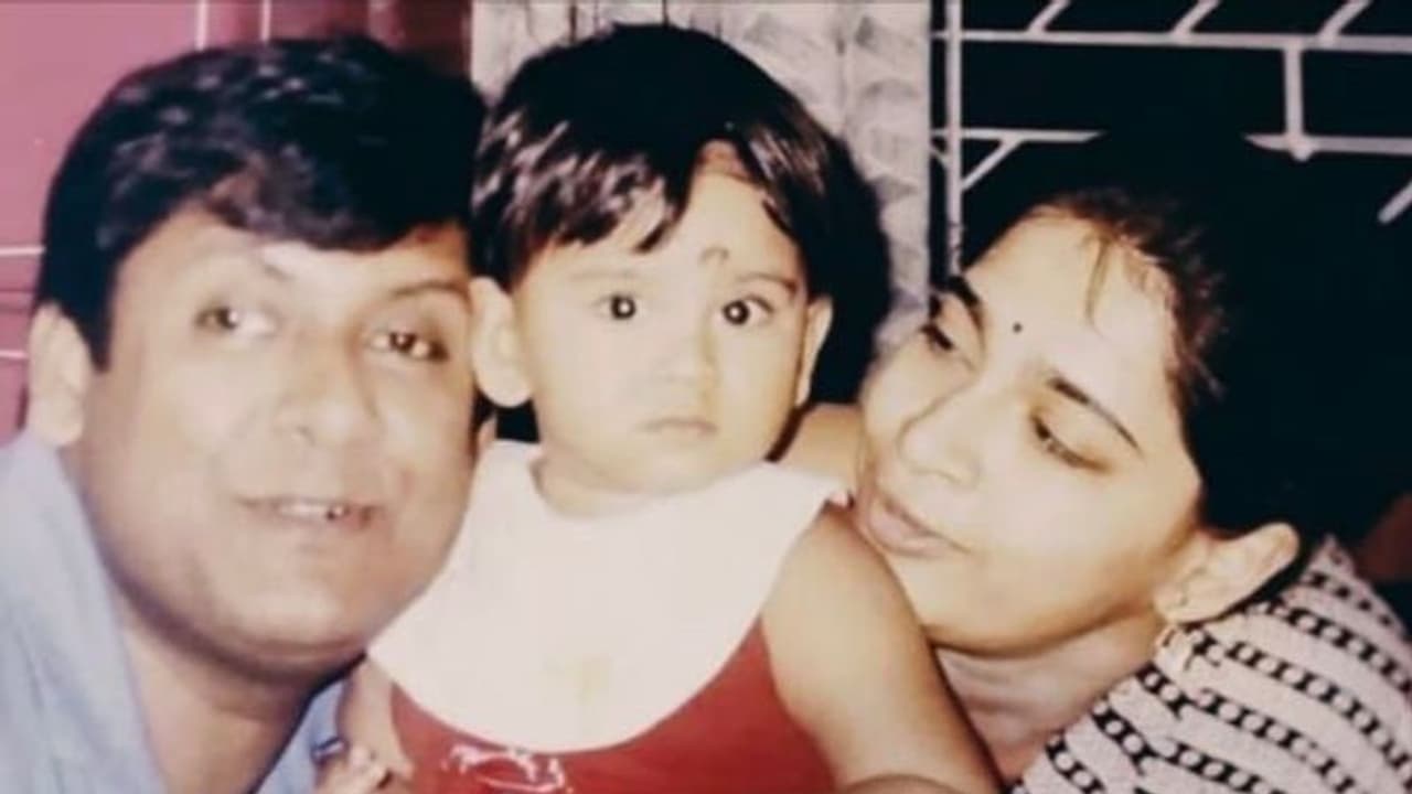 ৫০ এর দোরগোড়ায় ‘লক্ষ্মী ছেলে’, অক্সফোর্ড স্নাতক উজান, কলকাতায় ফিরে উদযাপন? ৫০ এর দোরগোড়ায় ‘লক্ষ্মী ছেলে’, অক্সফোর্ড স্নাতক উজান, কলকাতায় ফিরে উদযাপন?