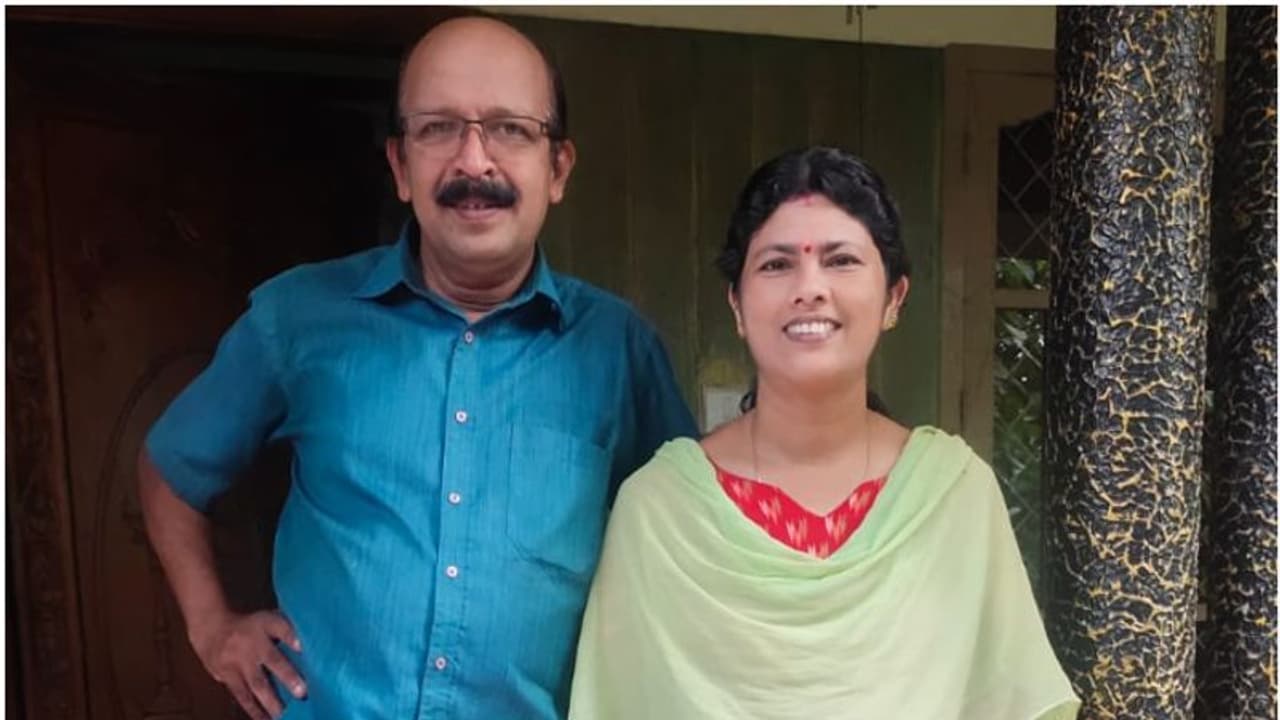 സന്തോഷം 'ജ്യോതിസിൽ'! അന്ന് ഭർത്താവിന് മികച്ച അധ്യാപക പുരസ്കാരം; ഇന്ന് ഭാര്യക്ക് മുഖ്യമന്ത്രിയുടെ പൊലീസ് മെഡൽ സന്തോഷം 'ജ്യോതിസിൽ'! അന്ന് ഭർത്താവിന് മികച്ച അധ്യാപക പുരസ്കാരം; ഇന്ന് ഭാര്യക്ക് മുഖ്യമന്ത്രിയുടെ പൊലീസ് മെഡൽ