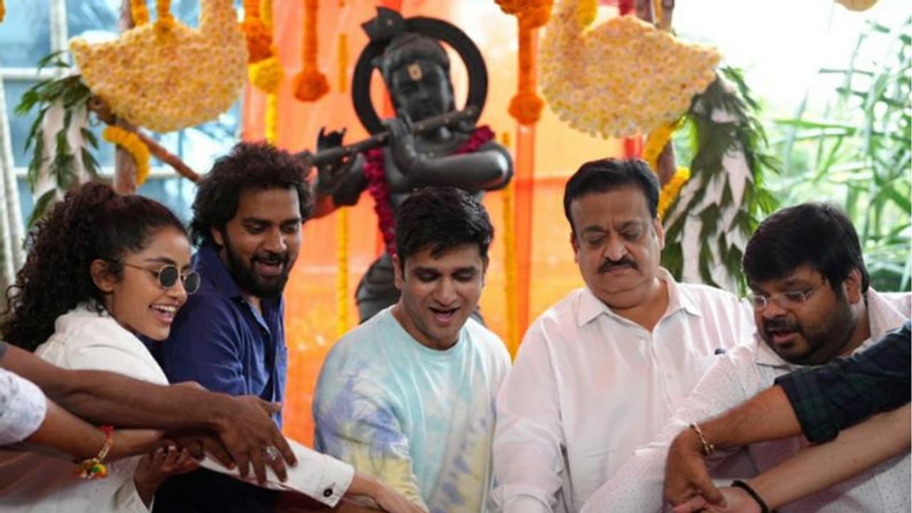 'കാര്ത്തികേയ 2'വിന്റെ ബോക്സ് ഓഫീസ് കണക്കുകള്, വിജയമാഘോഷിച്ച് അനുപമ പരമേശ്വരനും സംഘവും 'കാര്ത്തികേയ 2'വിന്റെ ബോക്സ് ഓഫീസ് കണക്കുകള്, വിജയമാഘോഷിച്ച് അനുപമ പരമേശ്വരനും സംഘവും